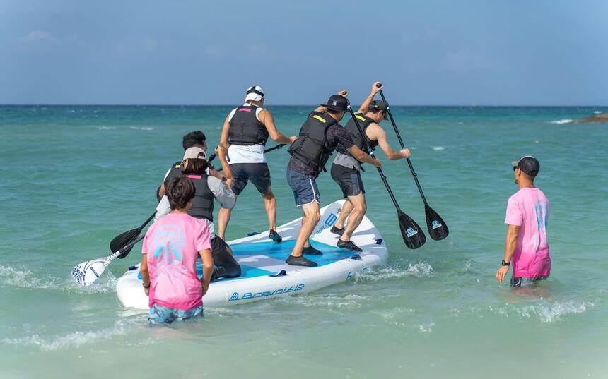 ビッグサップを漕ぐ様子