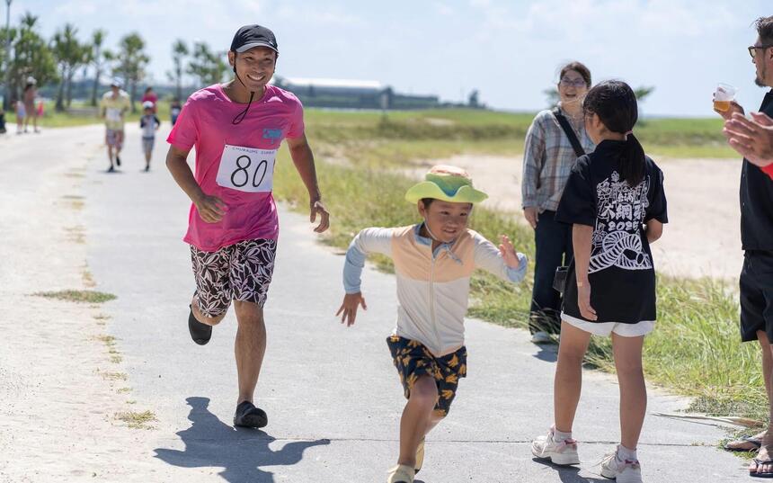 親子でビーチを駆ける様子